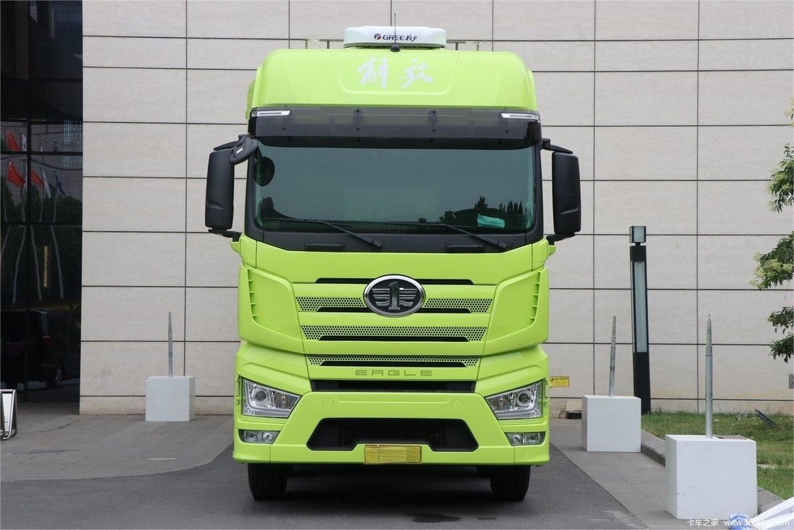 Caminhão de vedação pesada Jiefang Corpo verde teto alto 460HP 8X4 9,4m Caminhão a diesel de 12 velocidades