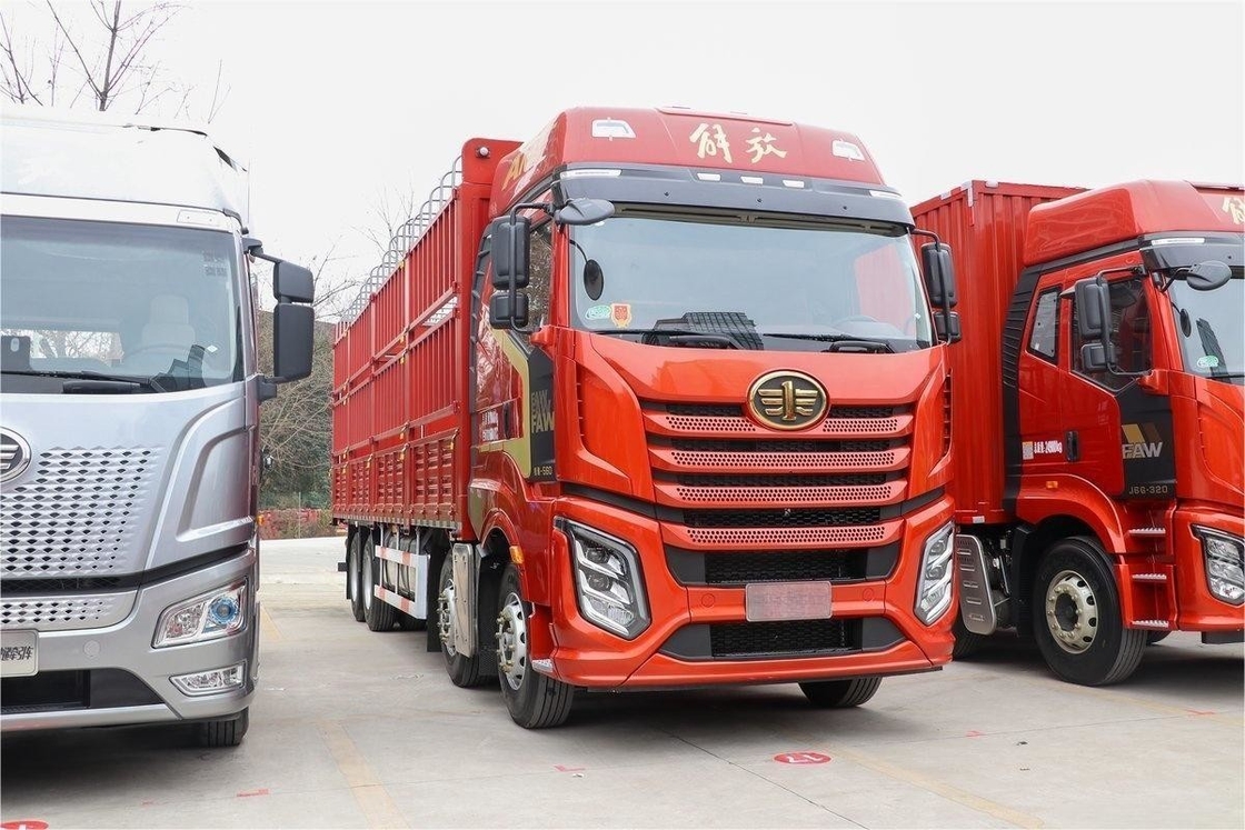 FAW Jiefang Fence Truck Large Row Half Seat 560HP 8X4 9.4m AMT Transmissão automática