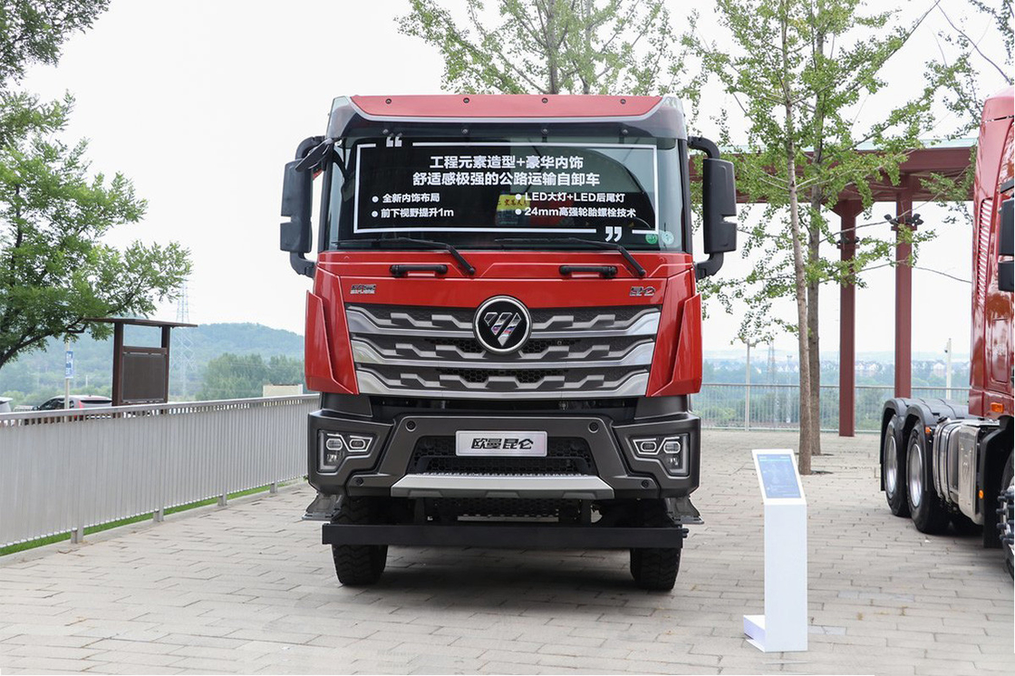Foton Dump Truck 15 toneladas 580 cavalos 8X4 7.6M Corpo vermelho Duplo eixo traseiro Caixinha de carga em forma de U
