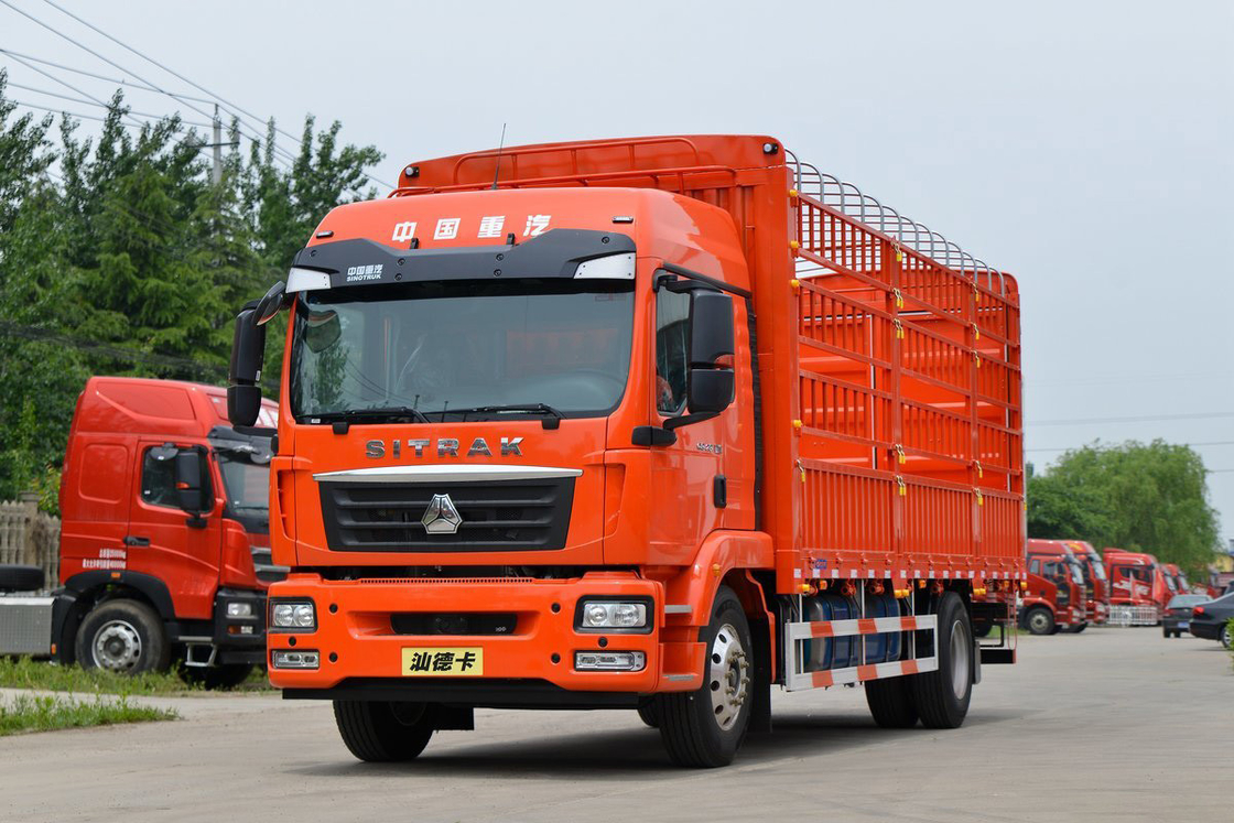 Corpo laranja AMT Deflector de ar de telhado alto Diesel 8 velocidades 250HP 6.8m Sitrak Fence Truck