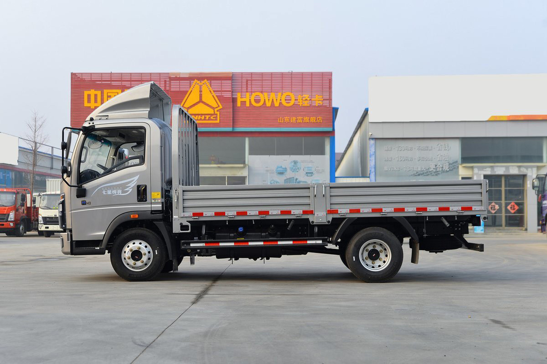 Sinotruk Howo caminhão leve série Titan 150HP 4,15m Single Row Fence Corpo Prateado Assentos de linha única