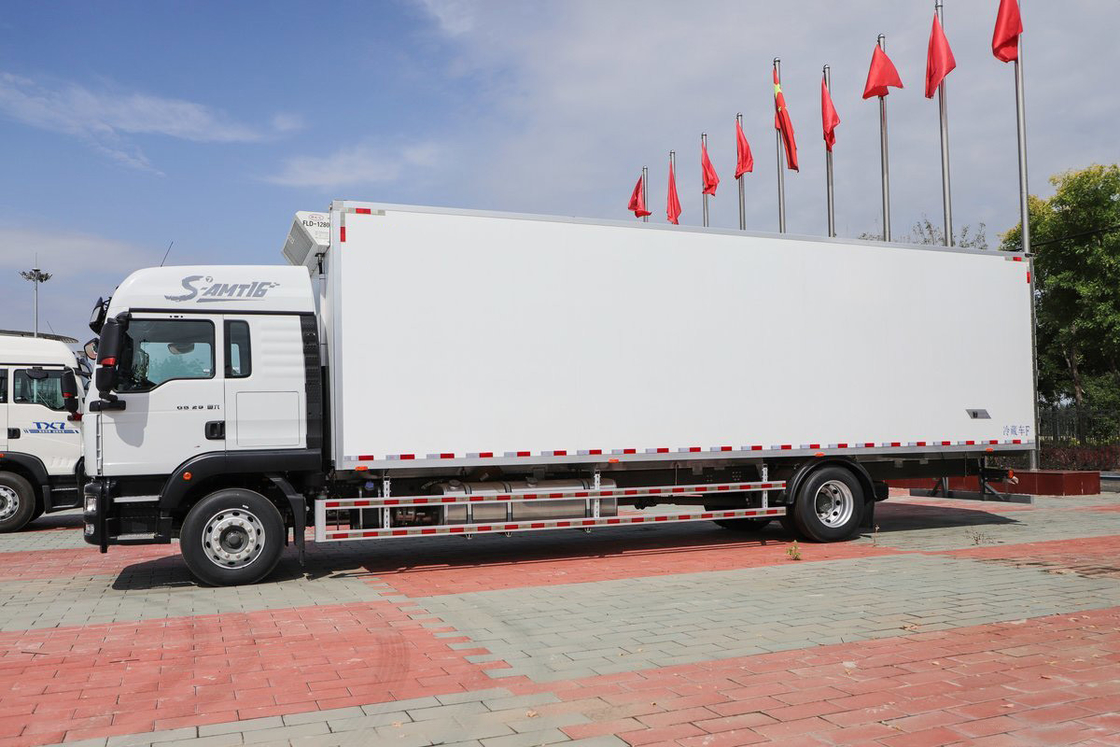 Diesel de 10 velocidades 290hp 4X2 9,45m Deflector Row Half Cab Corpo branco SITRAK ZZ5186 Trem refrigerado de carga de três portas