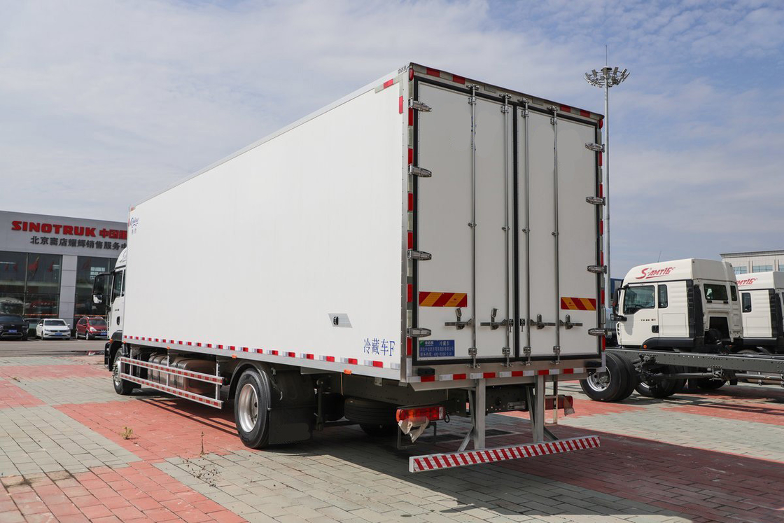 Diesel de 10 velocidades 290hp 4X2 9,45m Deflector Row Half Cab Corpo branco SITRAK ZZ5186 Trem refrigerado de carga de três portas