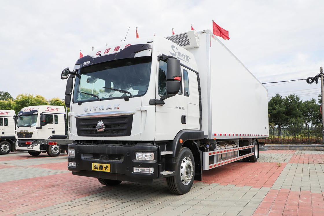 Diesel de 10 velocidades 290hp 4X2 9,45m Deflector Row Half Cab Corpo branco SITRAK ZZ5186 Trem refrigerado de carga de três portas