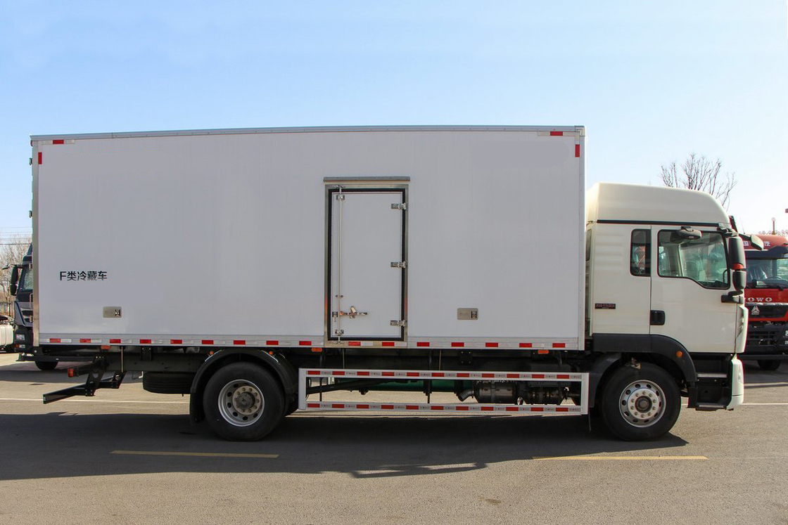 Howo ZZ5187 Caminhão refrigerado de carga Diesel de 8 velocidades 220hp 4X2 6,8m Deflector Row Half Cab Corpo branco de três portas