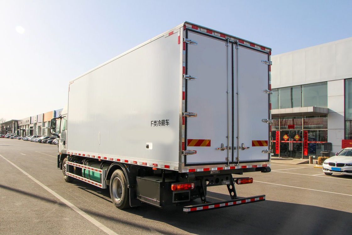 Howo ZZ5187 Caminhão refrigerado de carga Diesel de 8 velocidades 220hp 4X2 6,8m Deflector Row Half Cab Corpo branco de três portas