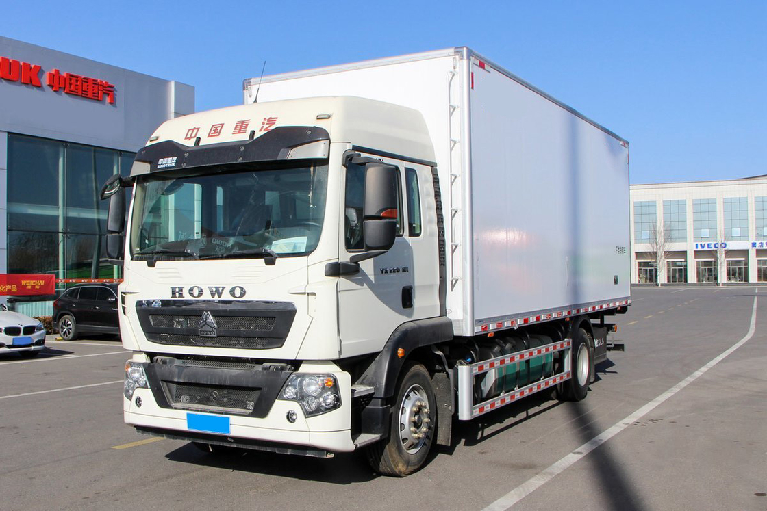 Howo ZZ5187 Caminhão refrigerado de carga Diesel de 8 velocidades 220hp 4X2 6,8m Deflector Row Half Cab Corpo branco de três portas