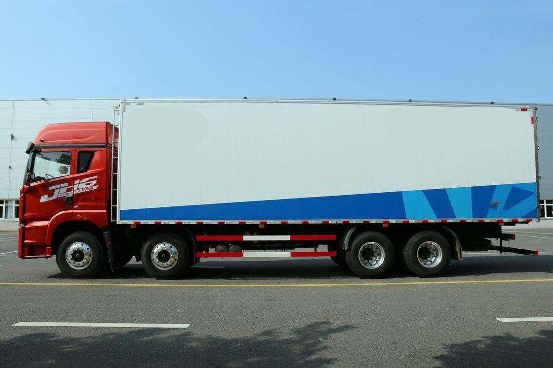 Qingdao Jiefang CA5310 JH6 Diesel 12 Gear 400 HP 8X4 Deflector de telhado alto 9,4m Caminhão refrigerado