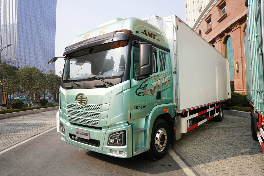 Qingdao Jiefang CA5181 JH6 Meia fileira de assentos Diesel 10 velocidades 350 HP 4X2 9,7m AMT Automático Caminhão Refrigerado