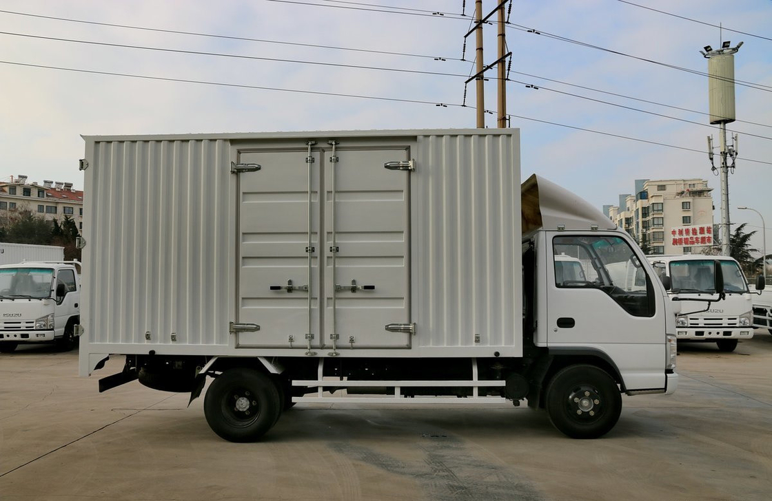 Caminhões de carga Isuzu 15 Tons Caminhão de caminhão Van Box Motor a diesel 5.2L Disposição 4 * 2 modo de condução
