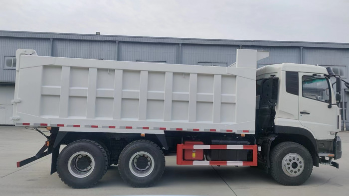 6x4 camião de descarga carregando 20-40 toneladas Dongfeng 10 pneus direção esquerda cabine com cama