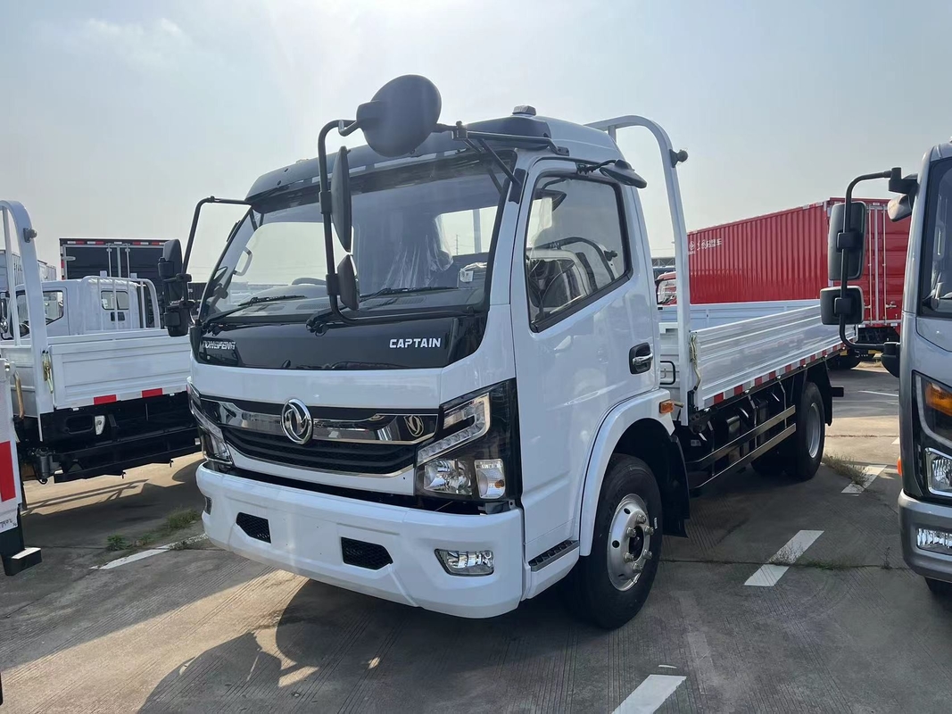 Caminhão de carga de 5 toneladas Dongfeng Capitão Pequeno Caminhão de cama plana Direito Motor Yuchai 3308 Base de rodas