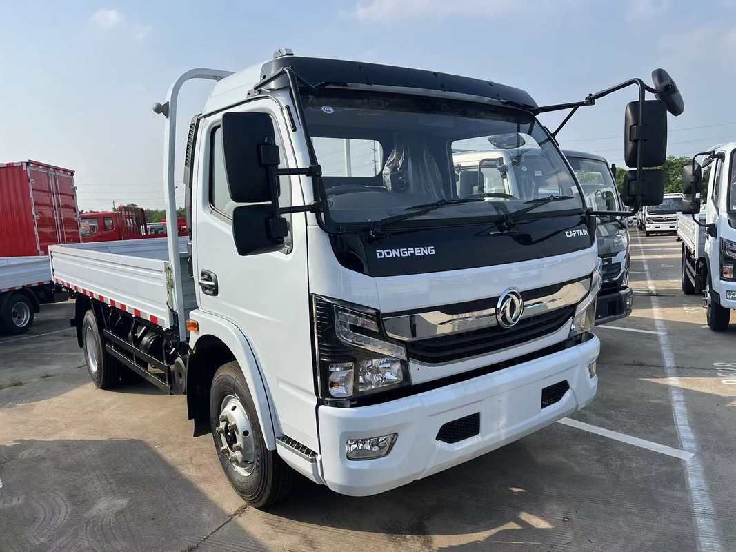 Caminhão de carga de 5 toneladas Dongfeng Capitão Pequeno Caminhão de cama plana Direito Motor Yuchai 3308 Base de rodas