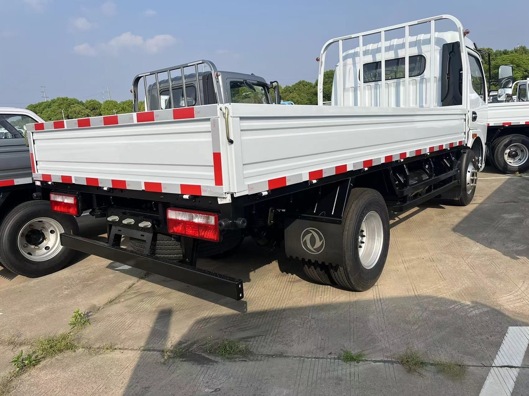 Caminhão de carga de 5 toneladas Dongfeng Capitão Pequeno Caminhão de cama plana Direito Motor Yuchai 3308 Base de rodas
