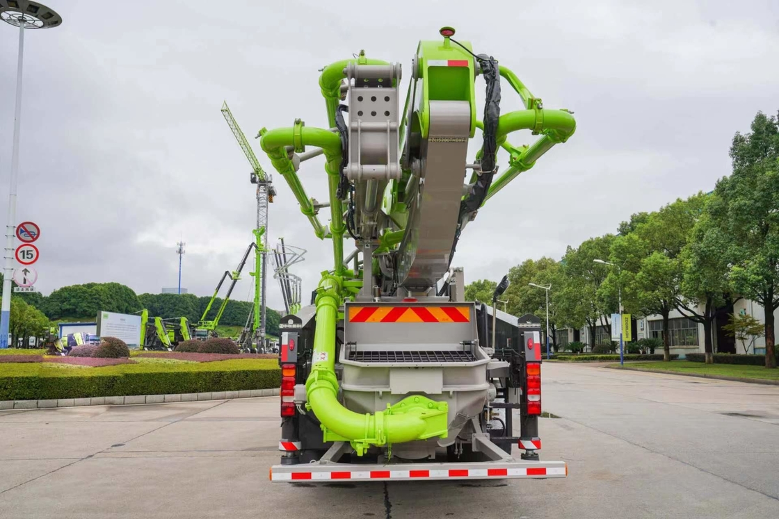 Caminhão de bombeamento de concreto 37 metros Zoomlion 6 * 4 Sinotruk Sitrak Chassis Five-Section Boom para flexibilidade