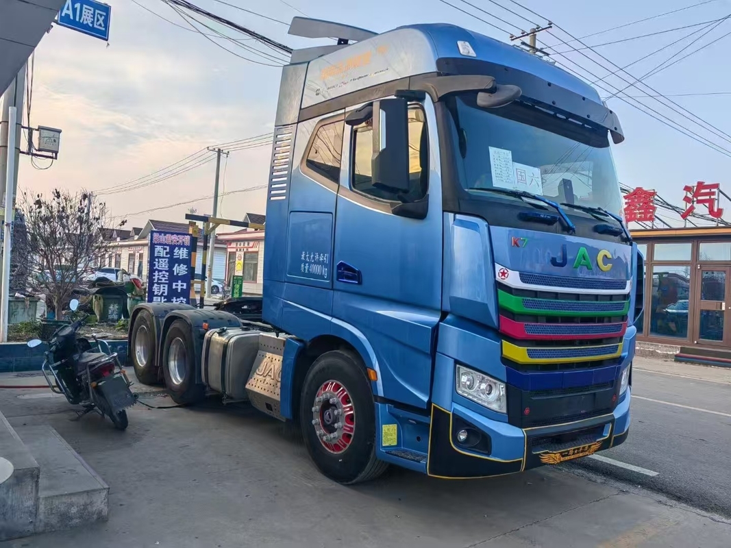Usado cabeça de tractor remodelado 2023 ano JAC semi-caminhões para 10 rodas Cummins motor 560 hp airbag