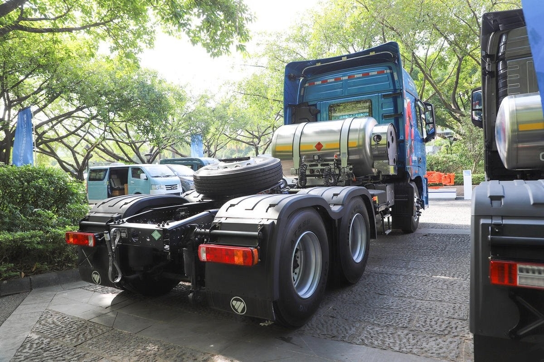 Cabeça de trator de baixo preço usada Foton Horse 6 * 4 Drive Mode 460hp Cummins Motor GNL Cabina de telhado alto com cama
