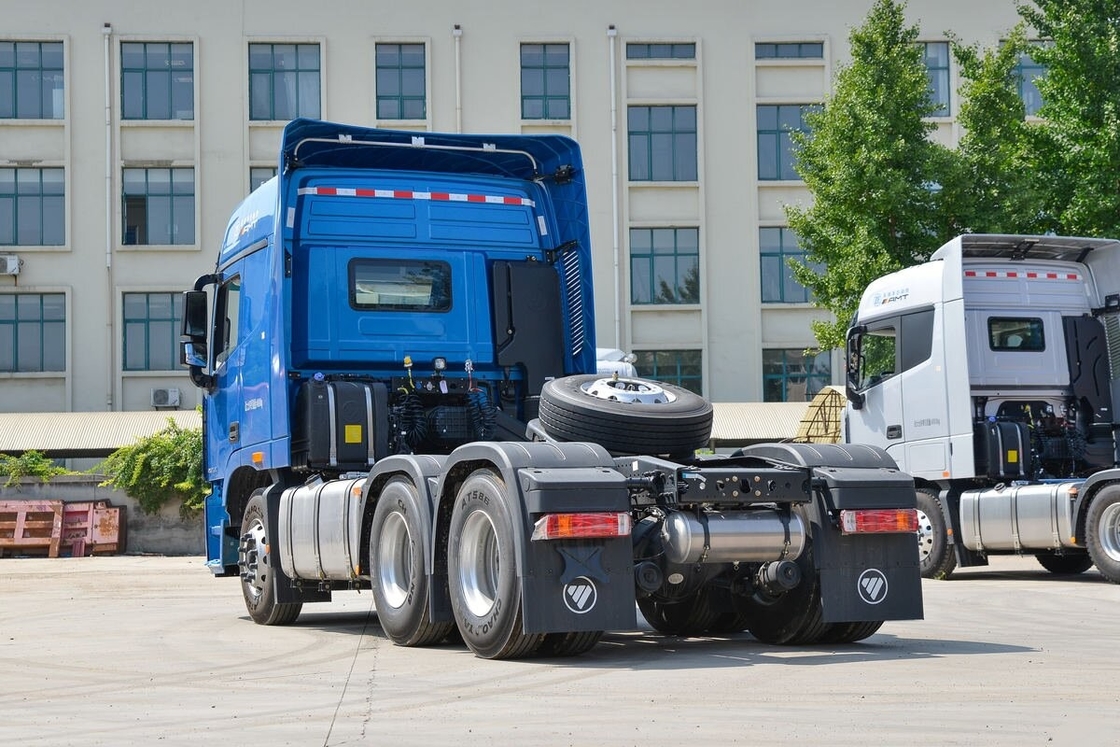 Cabeça de trator usada Alta potência Foton Auman Commins Motor Azul Cabina de teto alto Sleepers