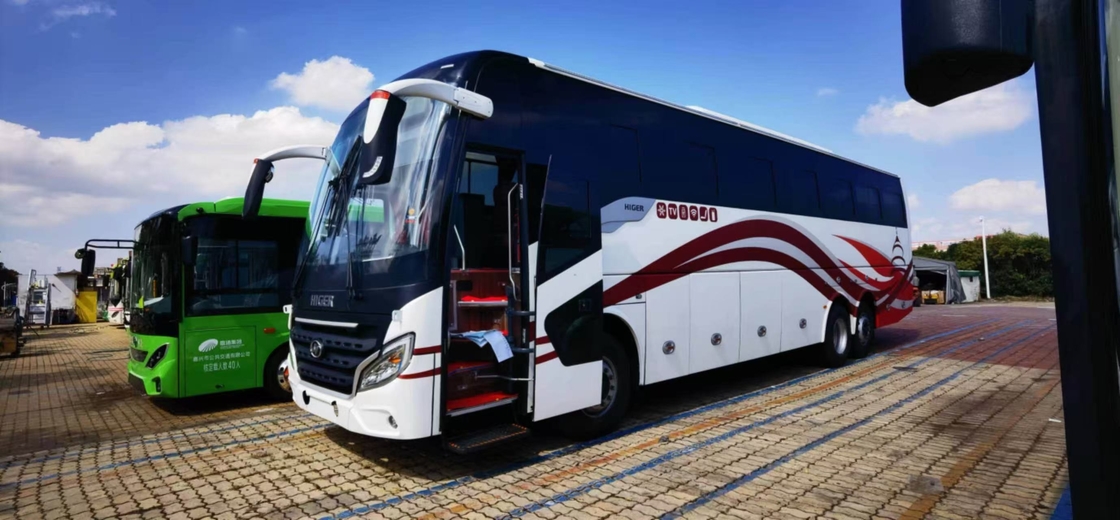 Autocarro turístico usado para venda eixos de dupla superior Cummins Motor360hp 55 assentos Rhd