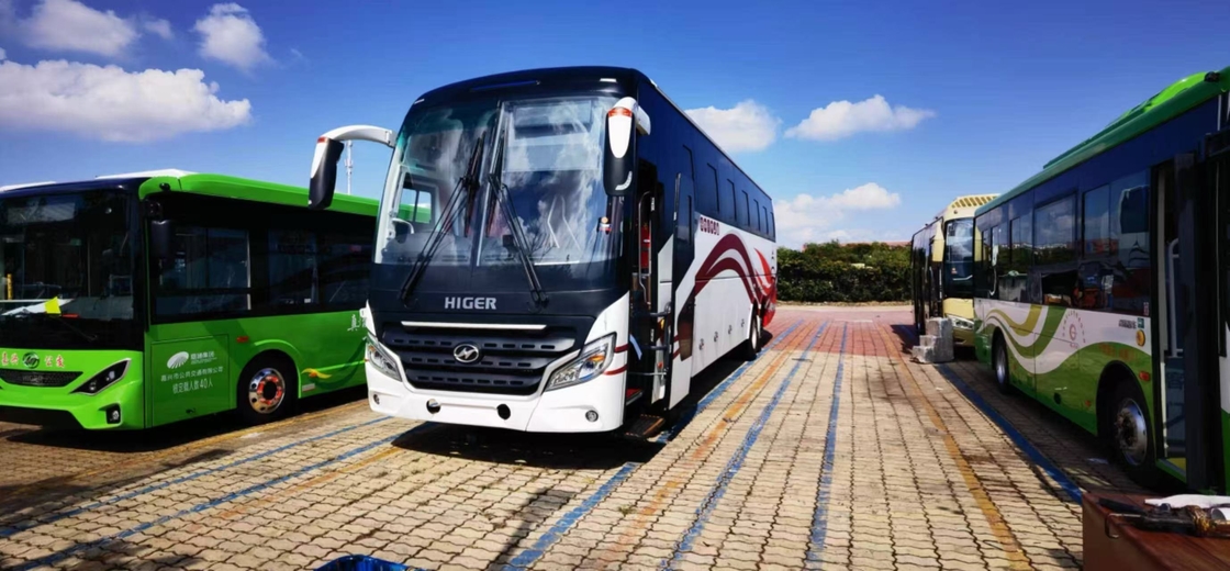Autocarro turístico usado para venda eixos de dupla superior Cummins Motor360hp 55 assentos Rhd