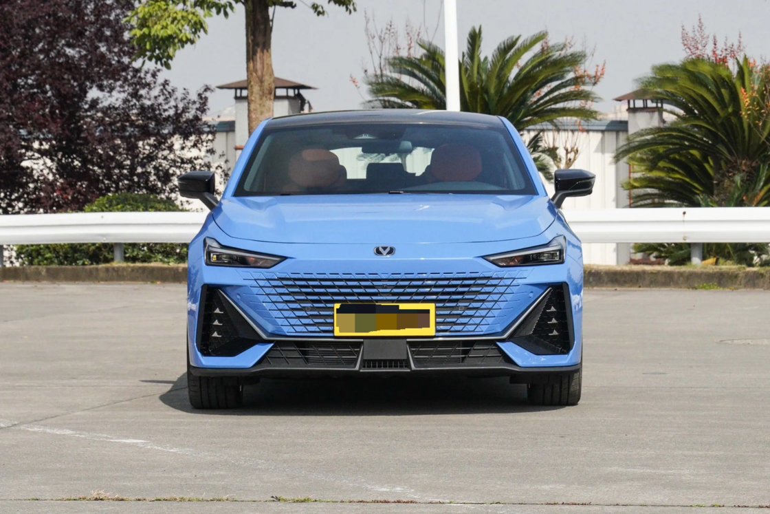 Novo Changan UNI-V 2025 de terceira geração 1.5T 500Bar Premium Sports Edition para exportação para uso familiar