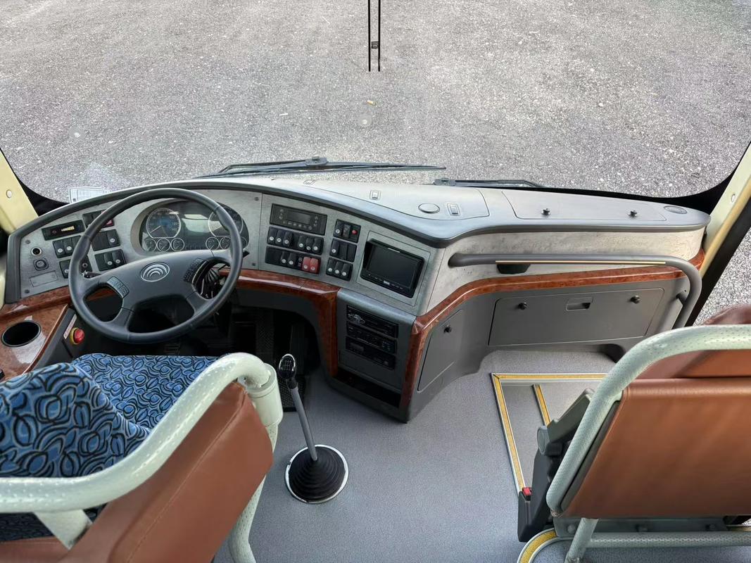 Ônibus de passageiros usado Yutong ZK6119 2022, 51 lugares, uma porta, direção à esquerda, ônibus de luxo