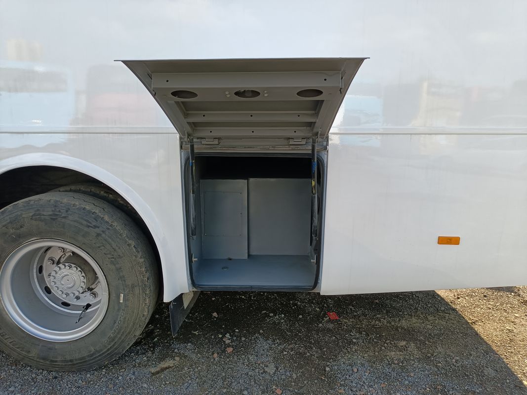 ZK6102D Yutong Used Passenger Bus 2020 57 lugares 2+3 Layout One Door Right-Hand Drive Ônibus de luxo