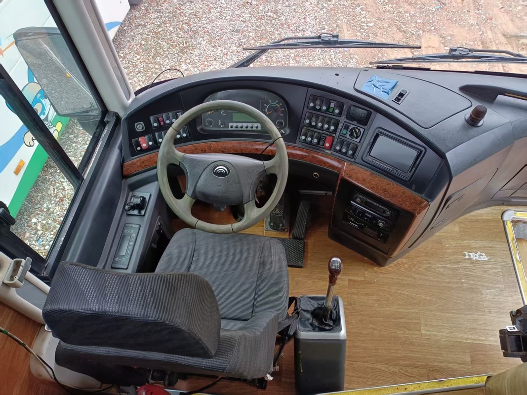 Autocarro usado de distância dupla Yutong Autobus de 55 lugares Igreja de segunda mão Intercidade Aeroporto Escola Transporte Interurbano