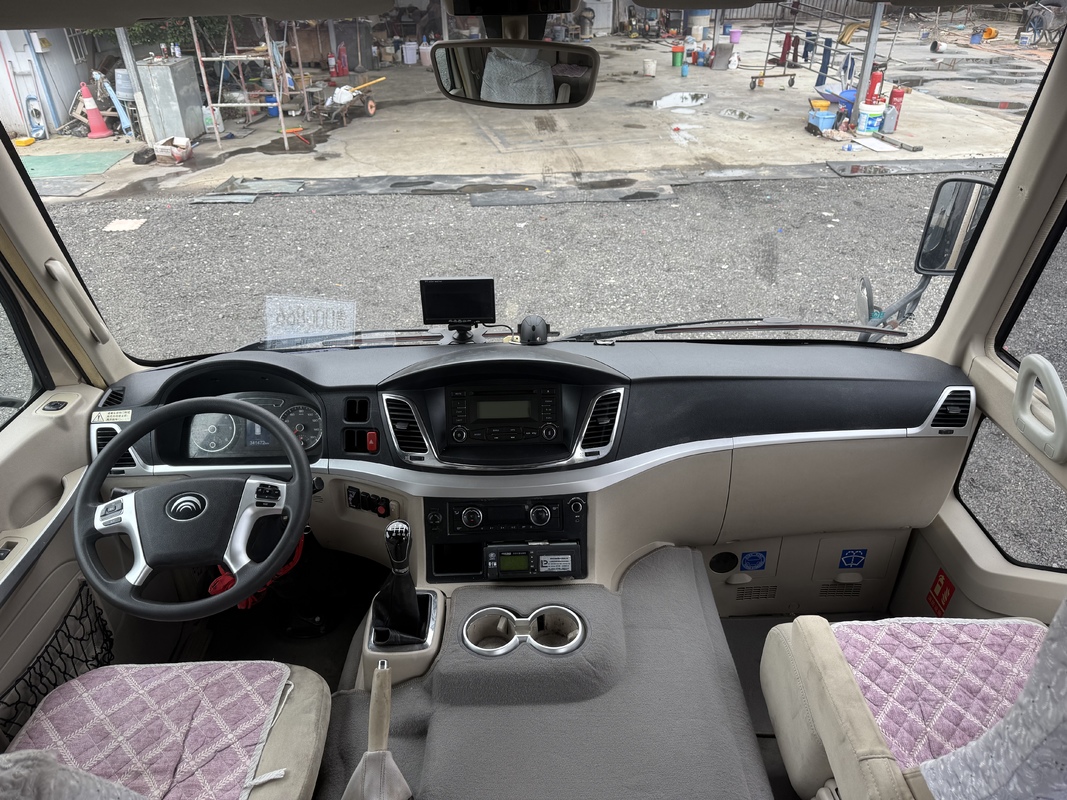 Autocarro Usado de Yutong 20 lugares Diesel Comercial Business Coach Transporte de passageiros Ônibus Diesel Luxo