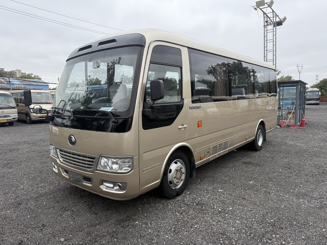 Autocarro Usado de Yutong 20 lugares Diesel Comercial Business Coach Transporte de passageiros Ônibus Diesel Luxo