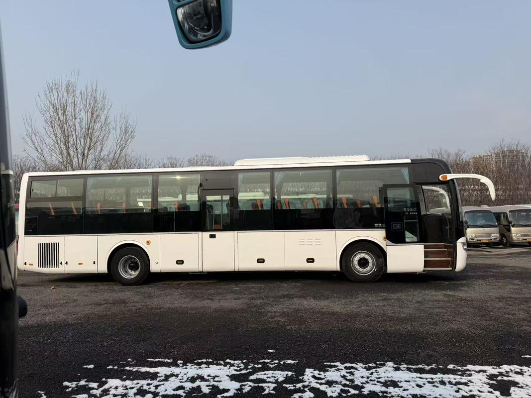 Autocarro usado Yutong Zk6121 Yuchai 330hp Leaf Spring 67 lugares Lux Transport com ar condicionado