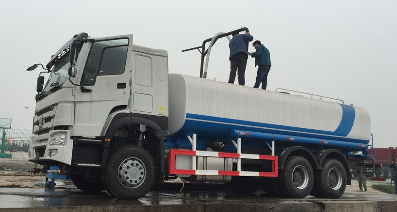 HOWO 336hp usou o tipo de condução operação fácil dos caminhões LHD da água para a limpeza da estrada