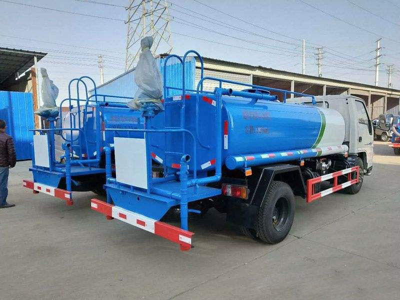 Dongfeng usou a capacidade do tanque 10000L do petroleiro de óleo 7350×2470×2710mm com o motor diesel vermelho
