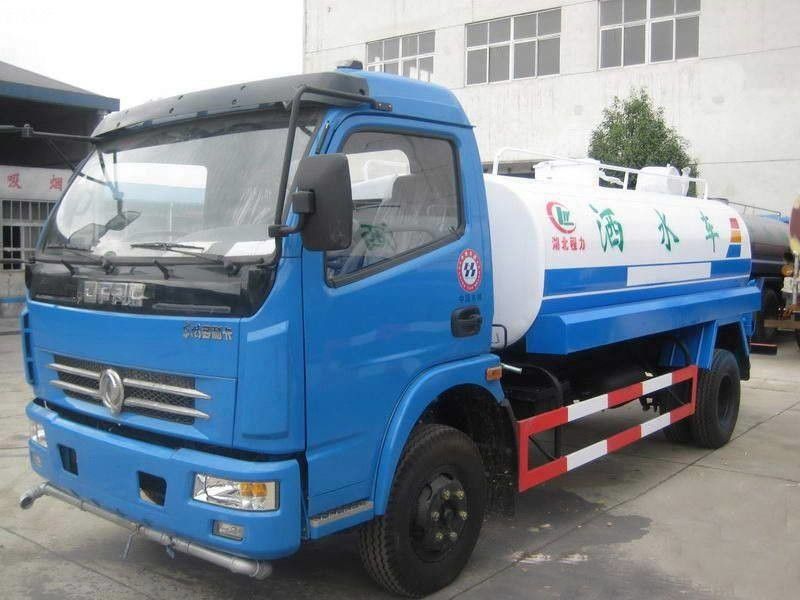 Dongfeng usou a capacidade do tanque 10000L do petroleiro de óleo 7350×2470×2710mm com o motor diesel vermelho