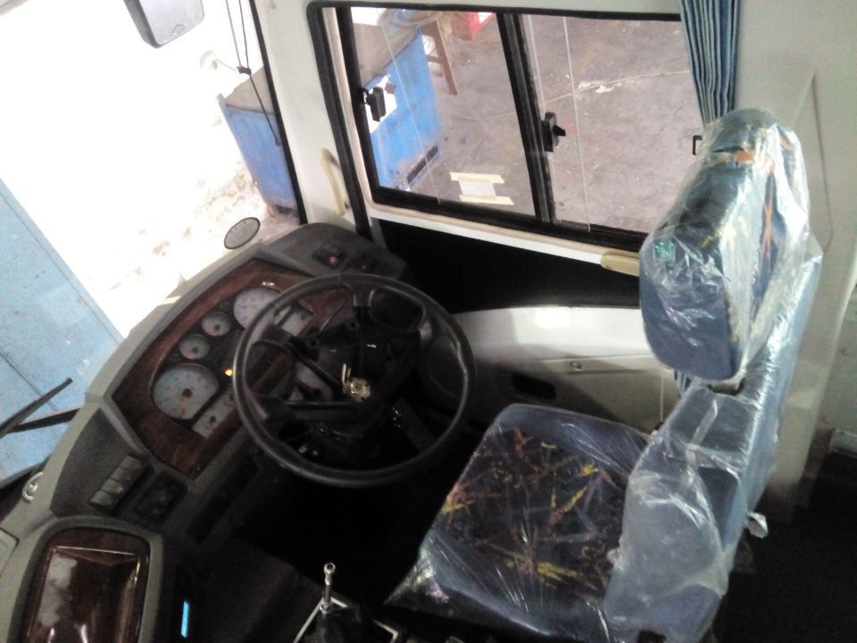 Estilo branco usado Dongfeng do meio do motor de Yuchai de 2013 assentos do ônibus 24-35 do treinador do ANO
