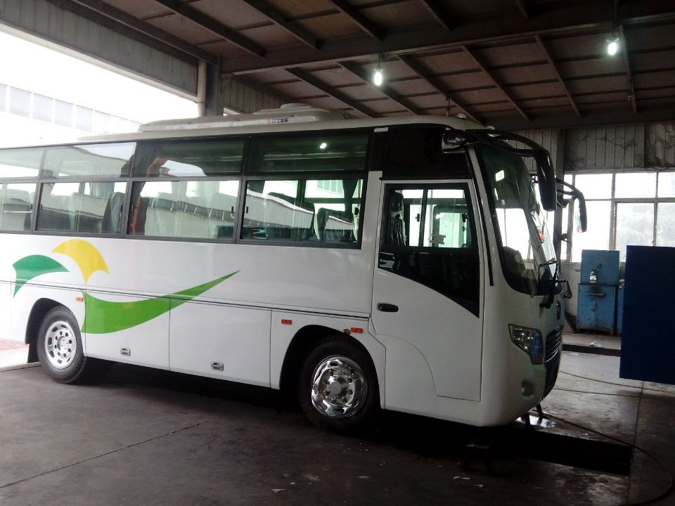 Estilo branco usado Dongfeng do meio do motor de Yuchai de 2013 assentos do ônibus 24-35 do treinador do ANO
