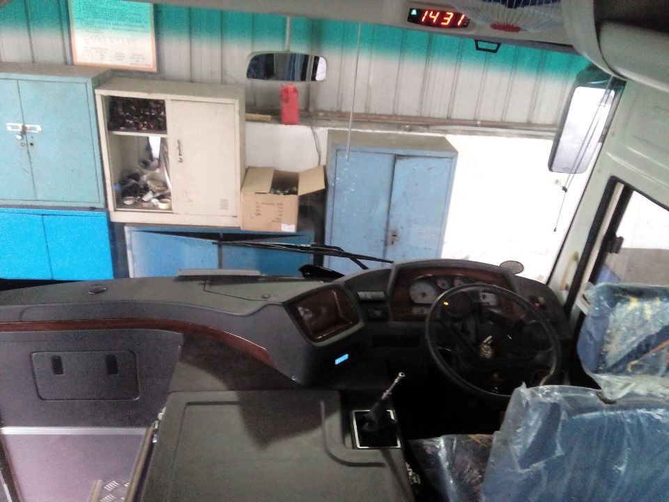 Estilo branco usado Dongfeng do meio do motor de Yuchai de 2013 assentos do ônibus 24-35 do treinador do ANO