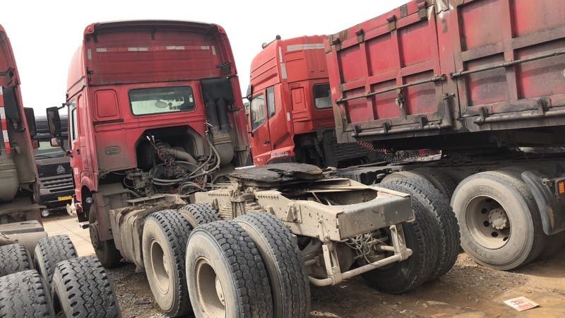 tipo usado modo de Sinotruck HOWO do caminhão do trator da movimentação 6x4 com 3 Seat