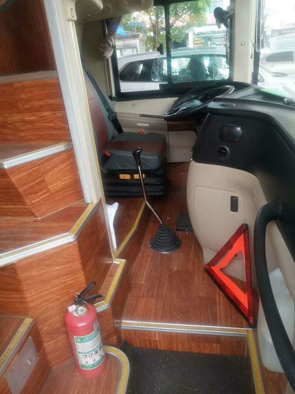 54 Seat usaram o ônibus do rv 2014 anos feitos 199 quilowatts do poder avaliado uma camada e uma meia placa de aço