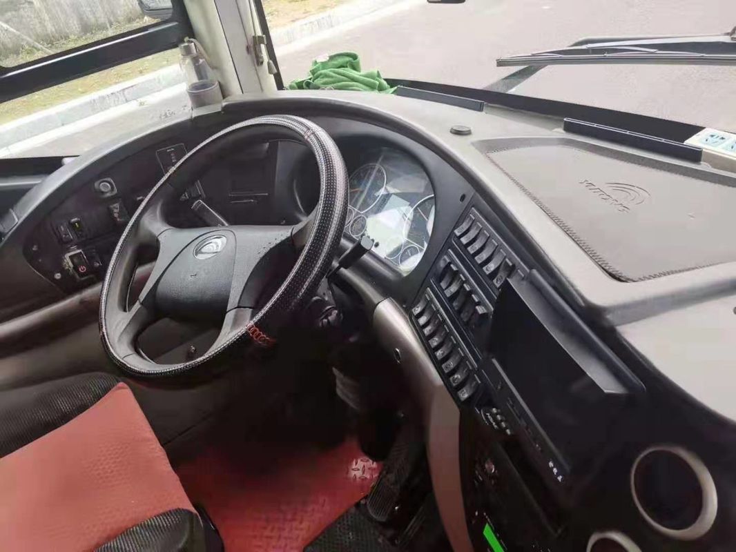 O Euro quatro assentos da emissão 49 usou ônibus de Yutong um e uma meia pousa-copos da mão da camada segunda com A/C