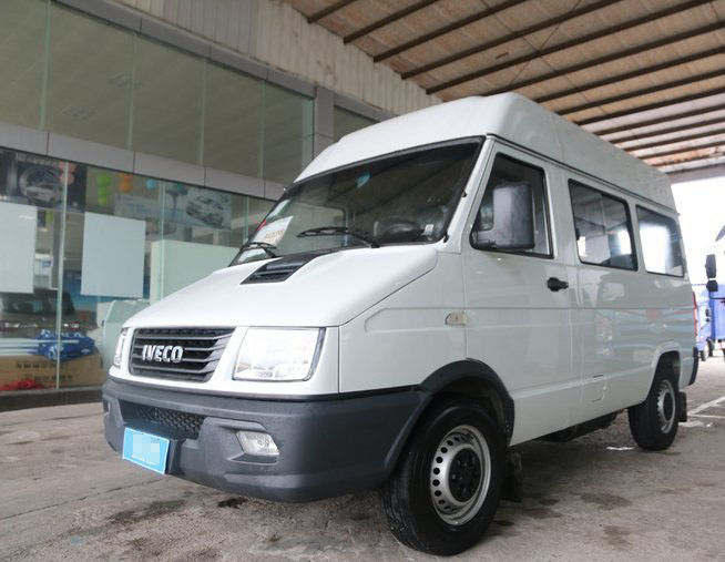 O minibus usado e novo 6 do tipo branco de Iveco assenta o ano do diesel 2013-2018 de 129 cavalos-força