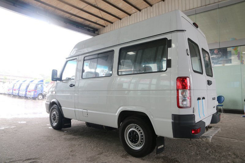 O minibus usado e novo 6 do tipo branco de Iveco assenta o ano do diesel 2013-2018 de 129 cavalos-força