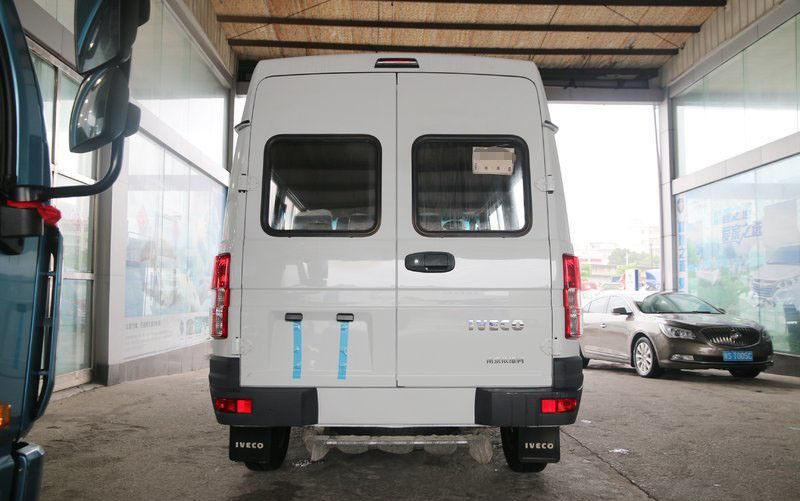 O minibus usado e novo 6 do tipo branco de Iveco assenta o ano do diesel 2013-2018 de 129 cavalos-força