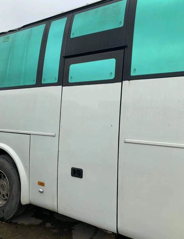 2013 anos Yutong usado diesel transportam 58 a cor do branco de Zk 6110 dos assentos
