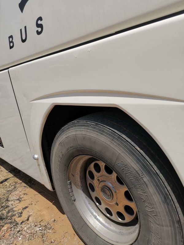 A direção diesel usada assentos do lado esquerdo de 51 séries do homem do ônibus de serviço da cidade de Yutong treina a cor branca lisa