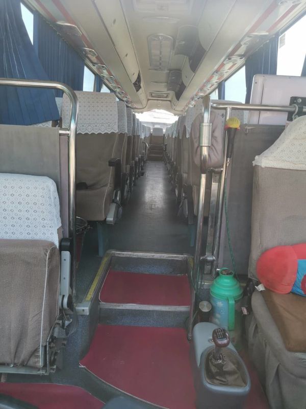 A direção diesel usada assentos do lado esquerdo de 51 séries do homem do ônibus de serviço da cidade de Yutong treina a cor branca lisa