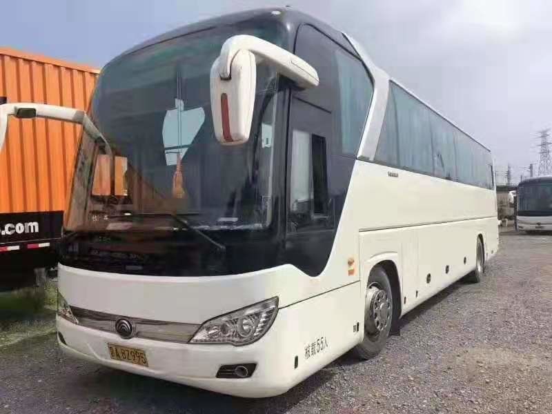 Yutong 6122 55 dos assentos segundos da mão do treinador séries do diesel LHD do ônibus assentos luxuosos de uma cor branca de 2017 anos com porta automática