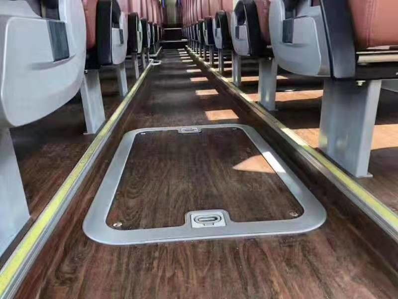 Yutong 6122 55 dos assentos segundos da mão do treinador séries do diesel LHD do ônibus assentos luxuosos de uma cor branca de 2017 anos com porta automática
