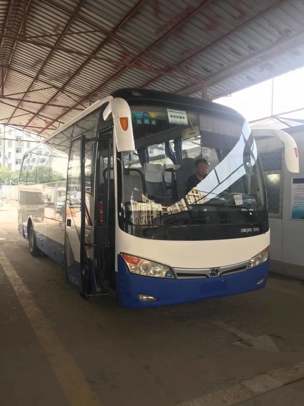 Ônibus usado tipo XMQ6898 39seats da mão de Sencond do ônibus de excursão de Kinglong com boas condições azuis e brancas do motor da parte traseira da C.A. da cor