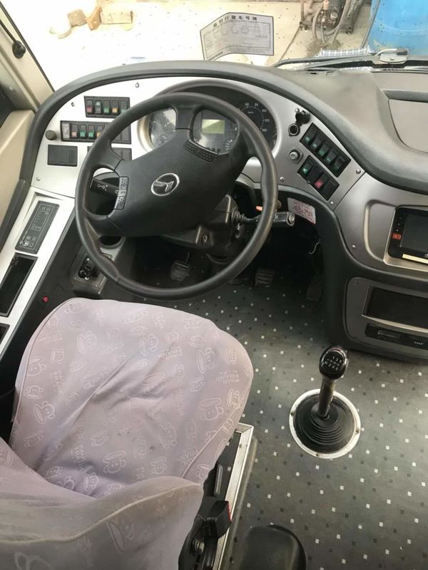 Ônibus usado tipo XMQ6898 39seats da mão de Sencond do ônibus de excursão de Kinglong com boas condições azuis e brancas do motor da parte traseira da C.A. da cor